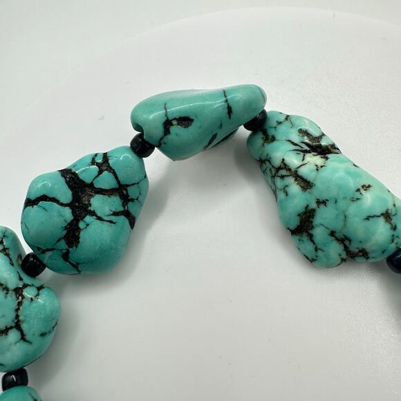 Chunky dyed howlite turquoise semiprecious beads beaded stretchy 8" bracelet - Picture 4 of 6
